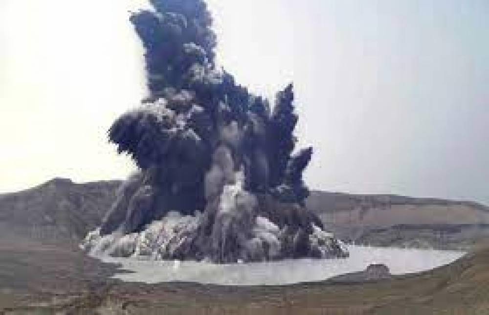 آلاف يفرّون من منازلهم بعد ثوران بركان تآل في الفيلبين طُلب من آلاف الأشخاص، اليوم السبت، إخلاء منازلهم القريبة من بركان في الفلبين بعدما ثار مطلقاً الرماد والأبخرة إلى ارتفاع مئات الأمتار